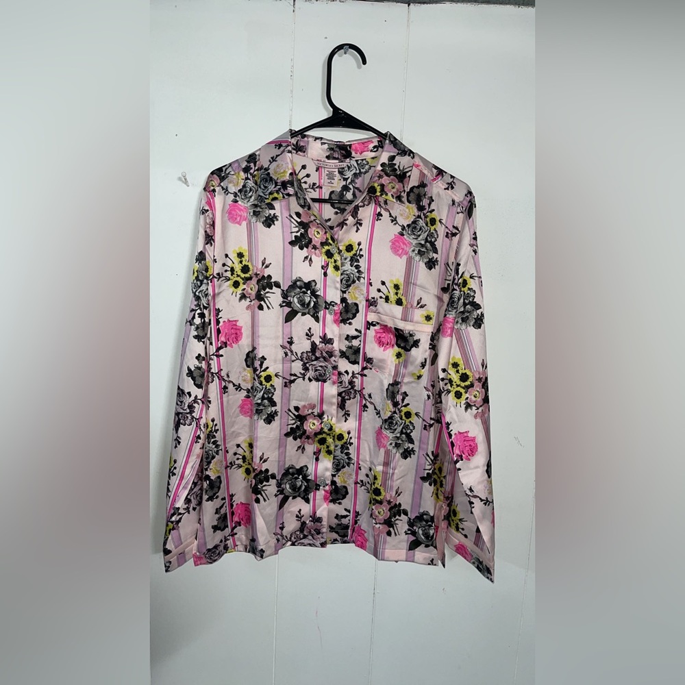 ‏Victoria's Secret Floral Stripe Satin
‏Button Up Pajama Top